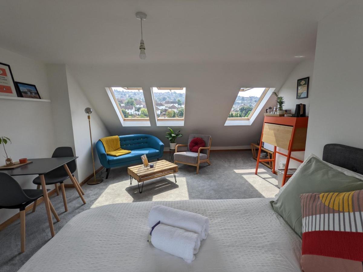 *Large Unique Retro Private Attic & Bathroom* 브라이턴 외부 사진