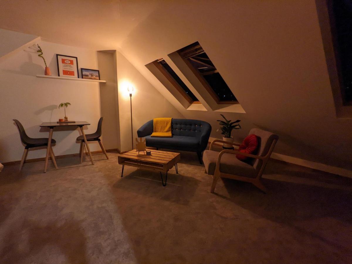 *Large Unique Retro Private Attic & Bathroom* 브라이턴 외부 사진