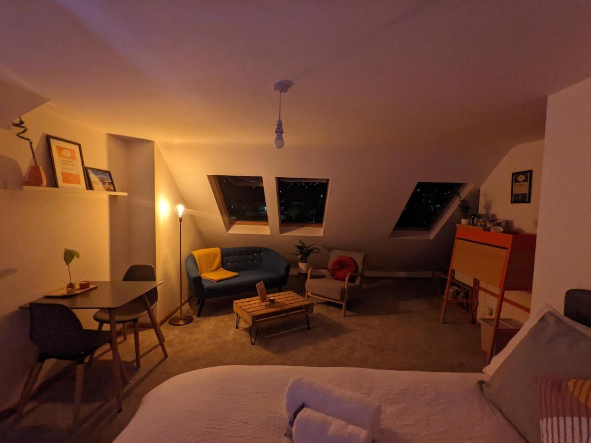 *Large Unique Retro Private Attic & Bathroom* 브라이턴 외부 사진